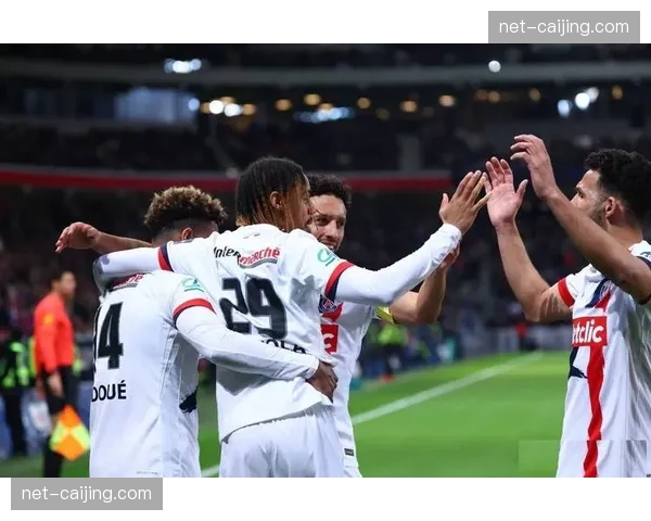 巴黎浪费多次破门良机 登贝莱劲射中柱错失第三球